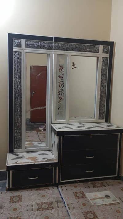 dressing table with 4 drawers and lights