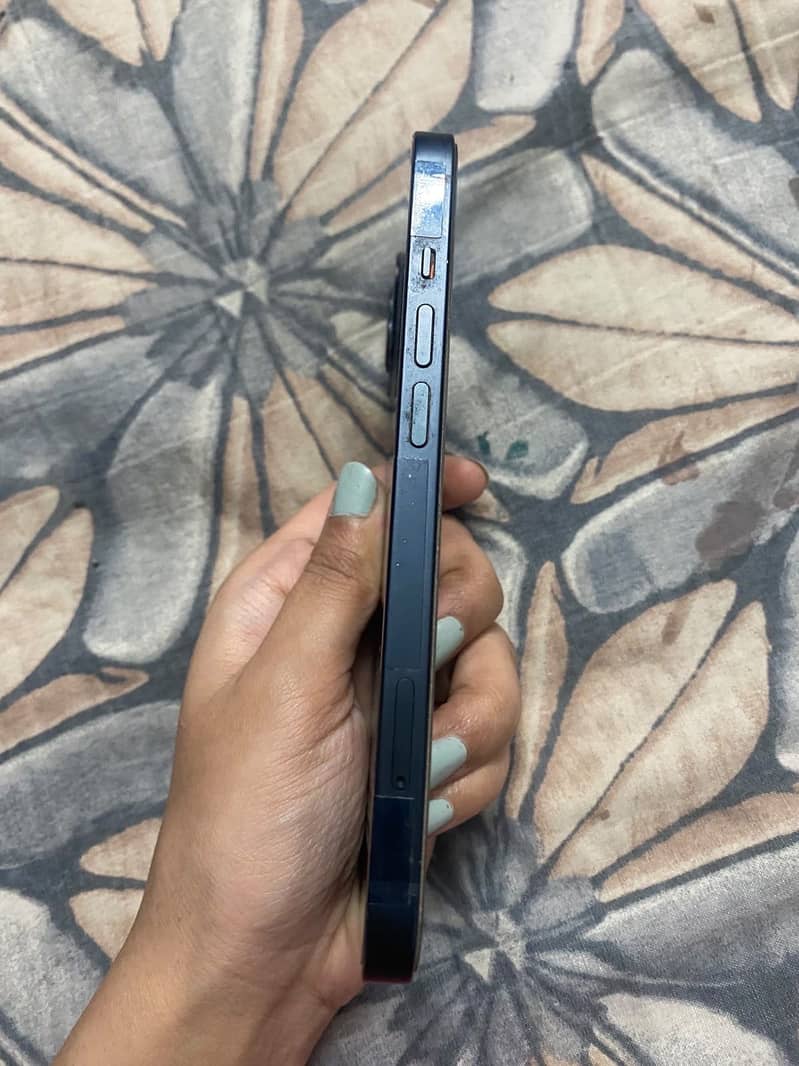 Apple iPhone 13 5