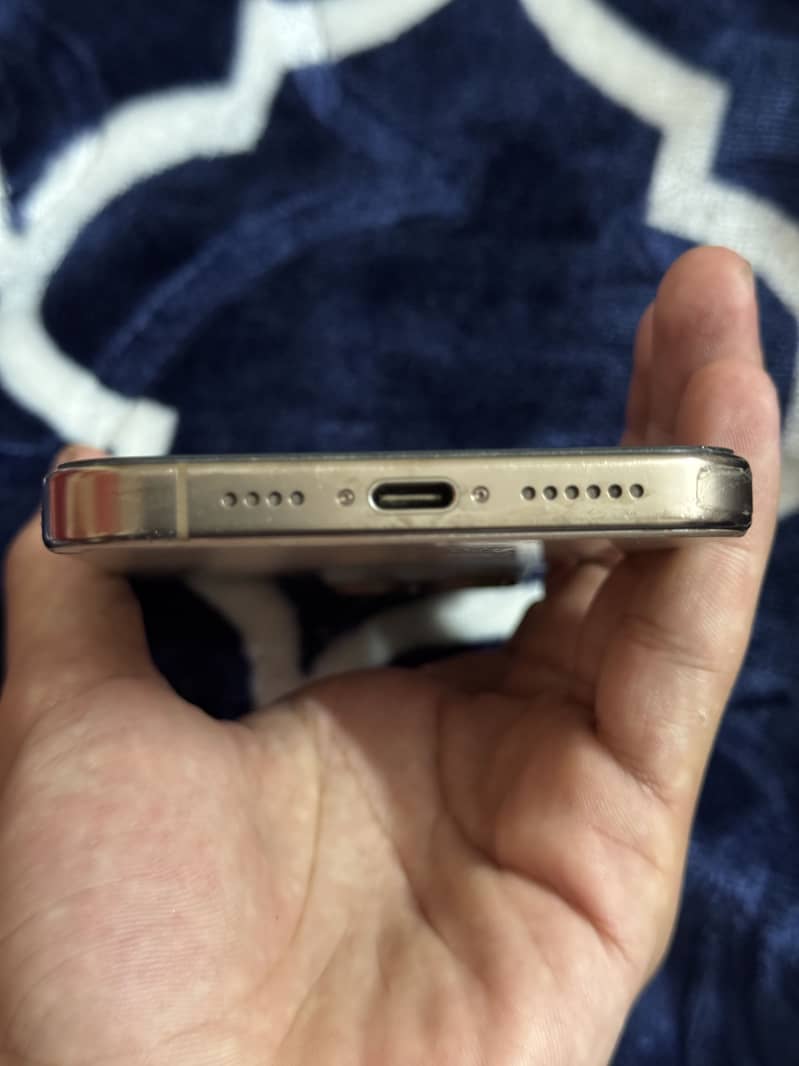 Apple iPhone 16 Pro Max 4