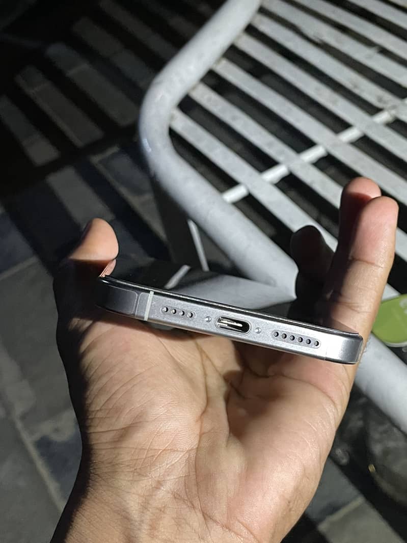 Apple iPhone 16 Pro Max 1