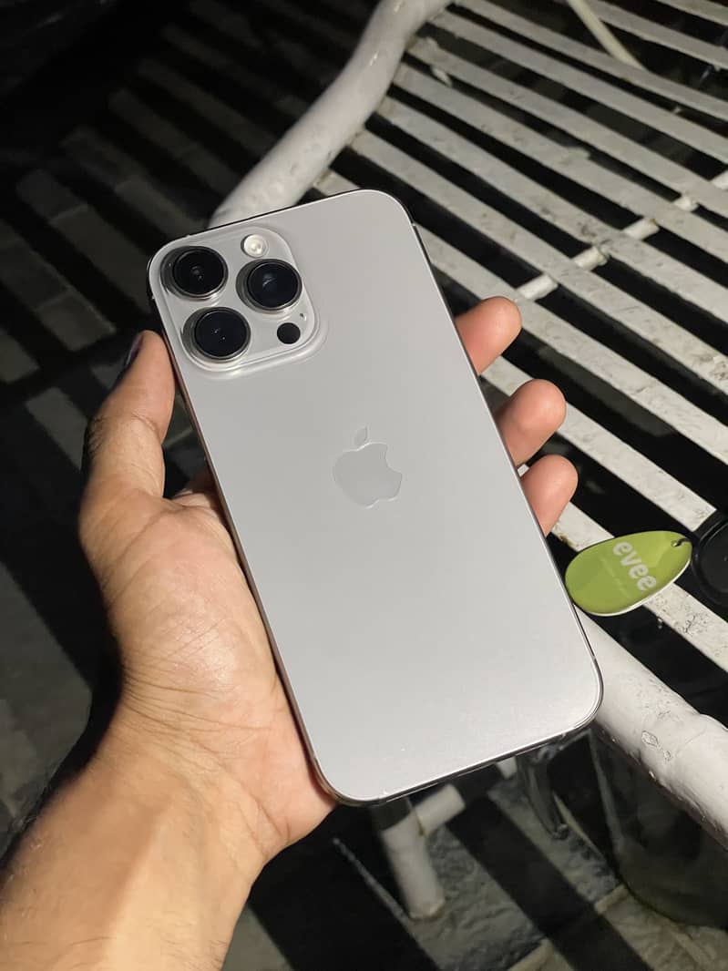 Apple iPhone 16 Pro Max 4