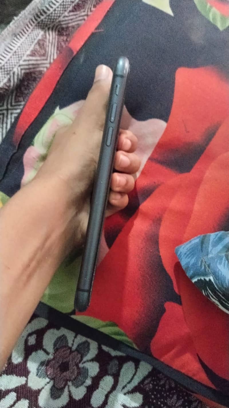 Apple iPhone 11 3