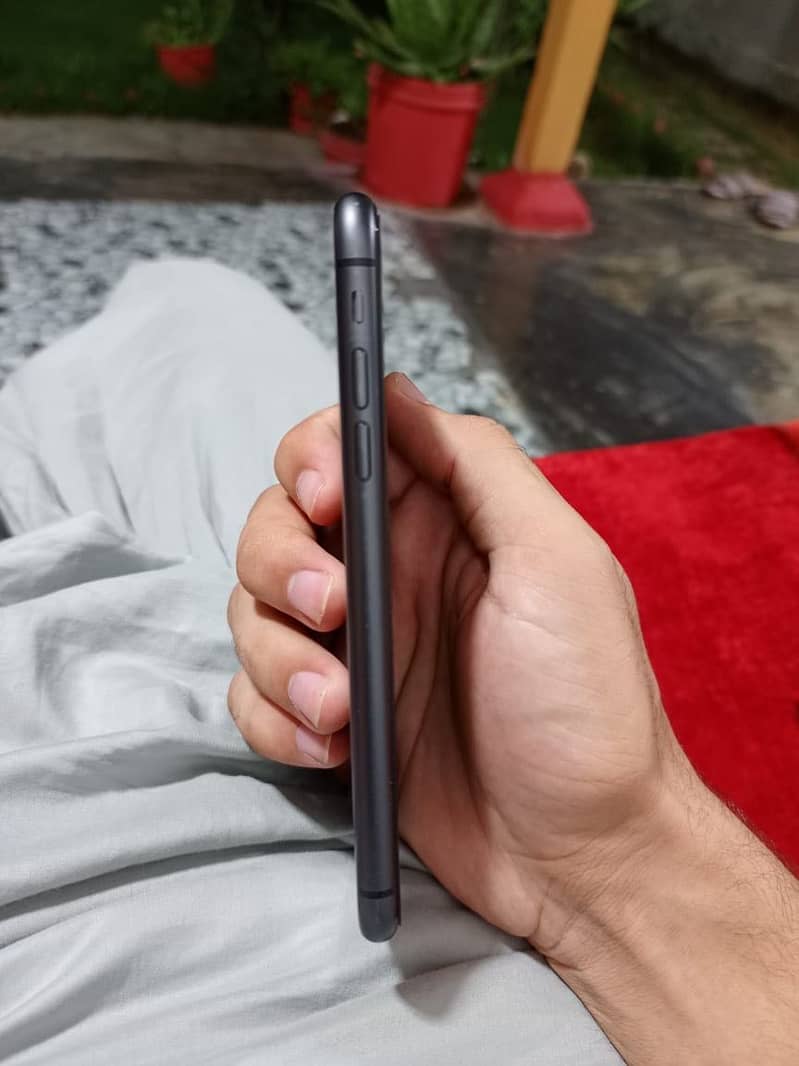 Apple iPhone 11 3