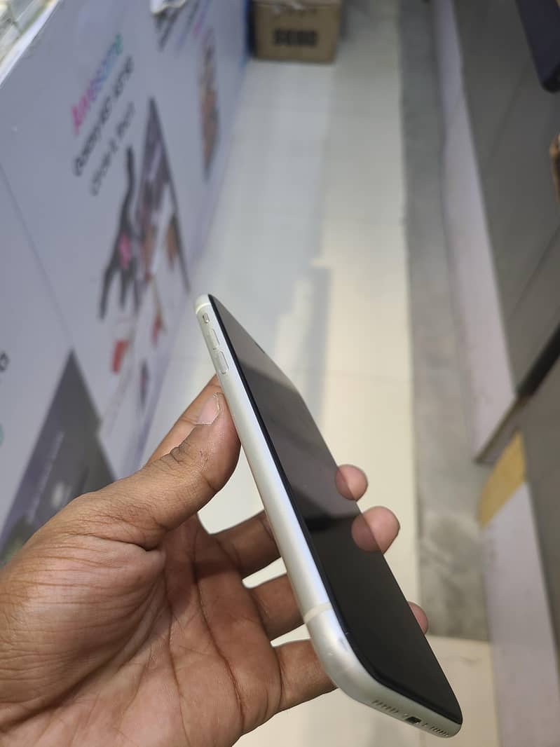 Apple iPhone 11 3