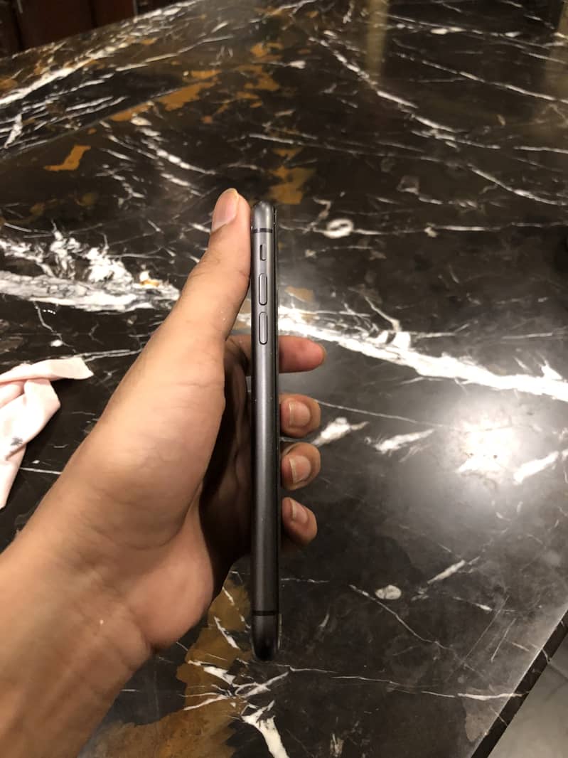 Apple iPhone 11 4
