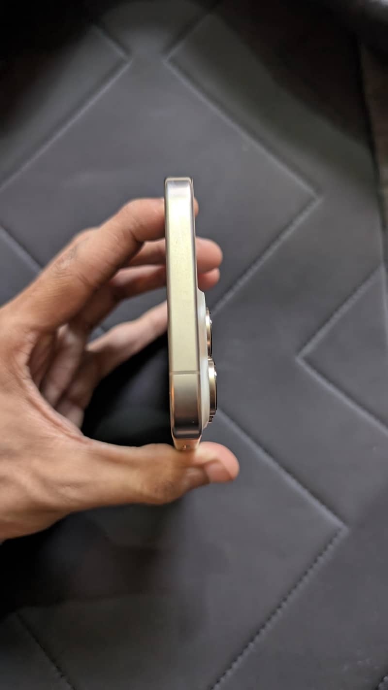 Apple iPhone 16 Pro Max 4
