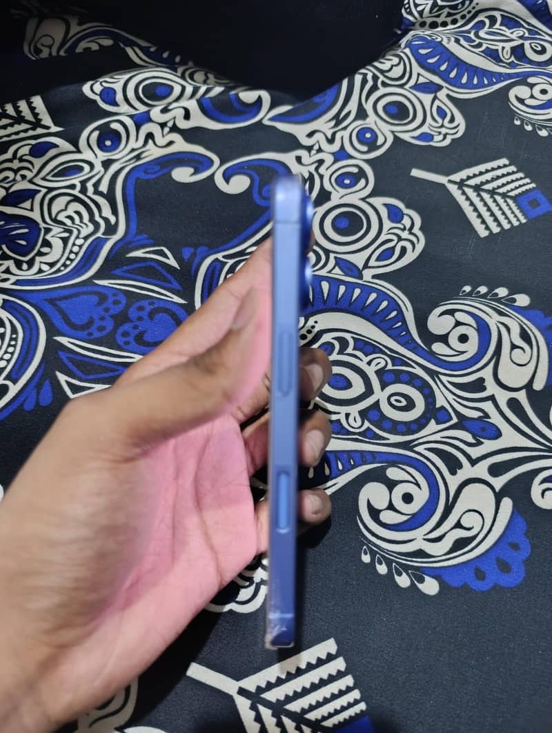 iPhone 16 3