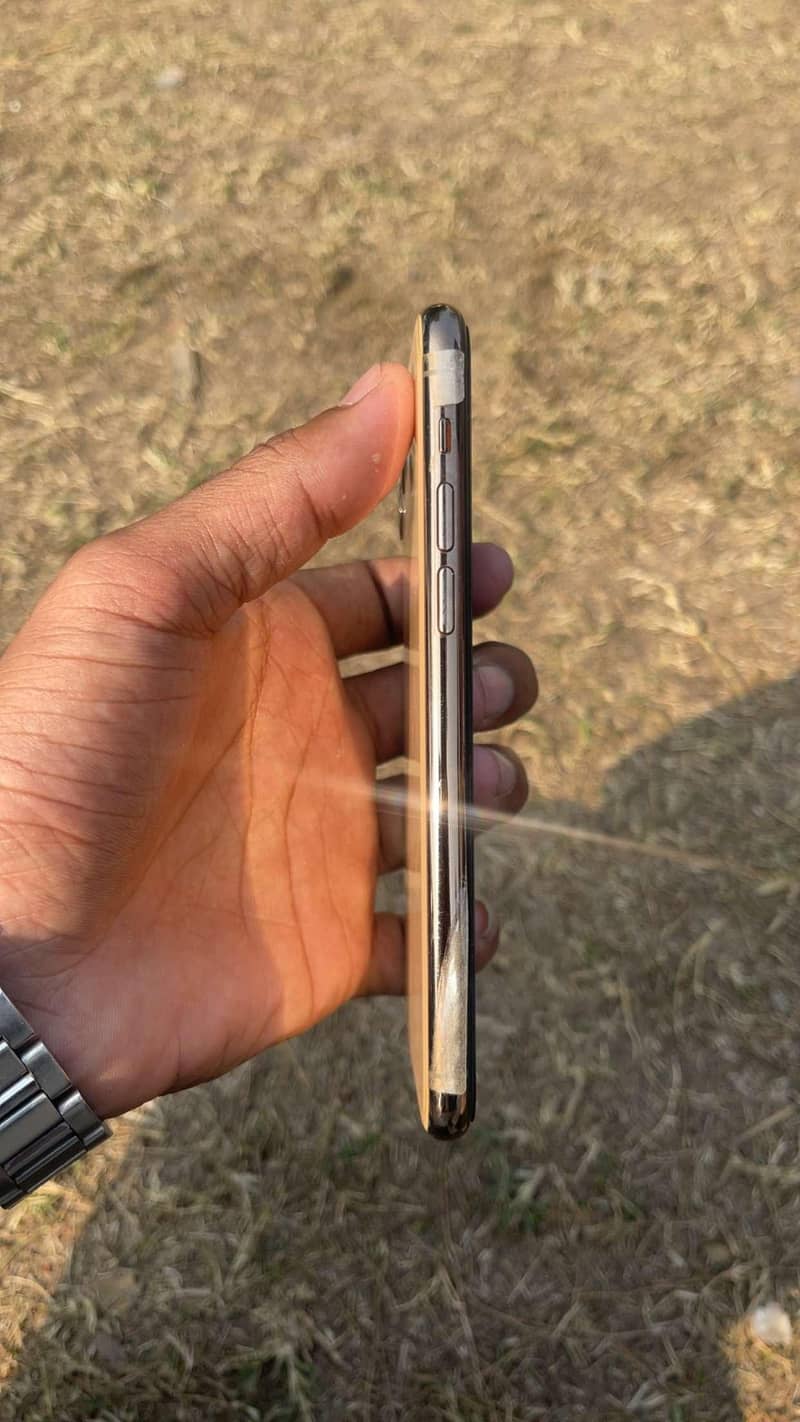 Apple iPhone 11 Pro 4
