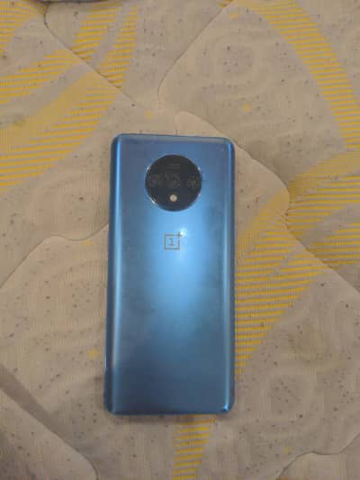 OnePlus 7T – Flawless Display & Smooth Performance