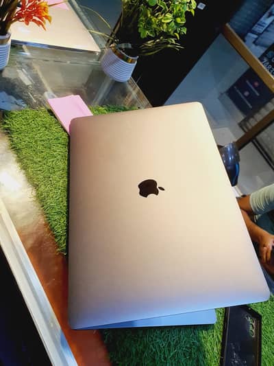 Macbook pro 2017 : 2018 :2019 : i9 : 32 gb : 512 gb