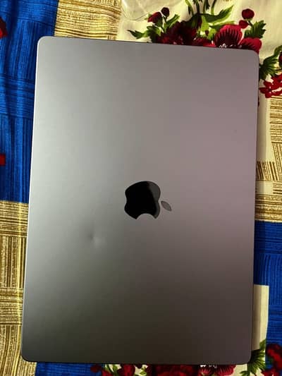MacBook M3 8/512