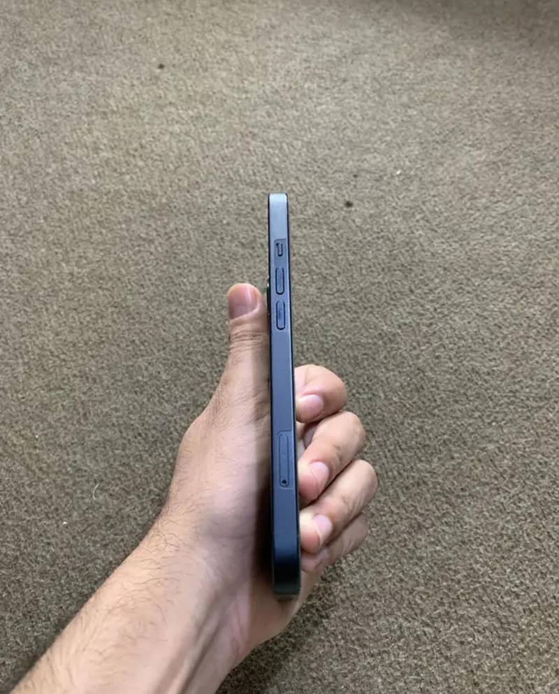 Apple iPhone 13 2
