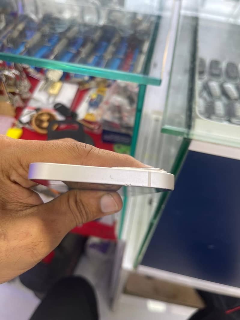 Apple iPhone 13 5