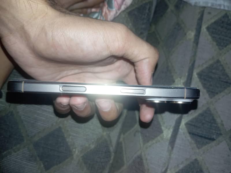 Apple iPhone 16 Pro 2