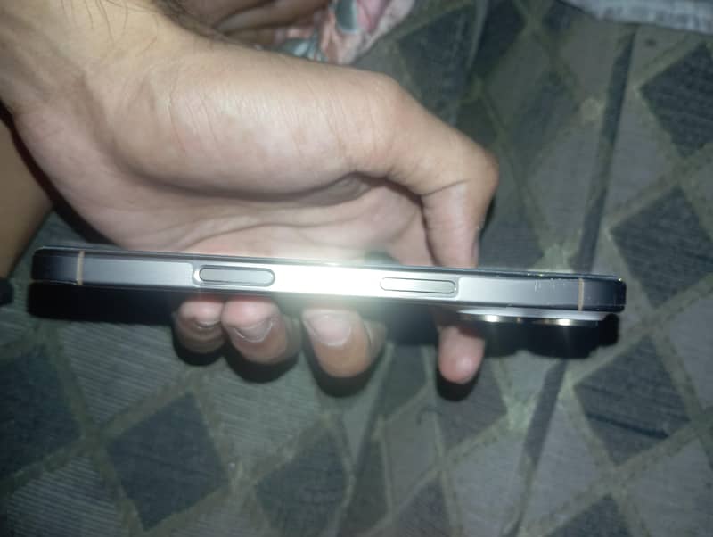 Apple iPhone 16 Pro 3