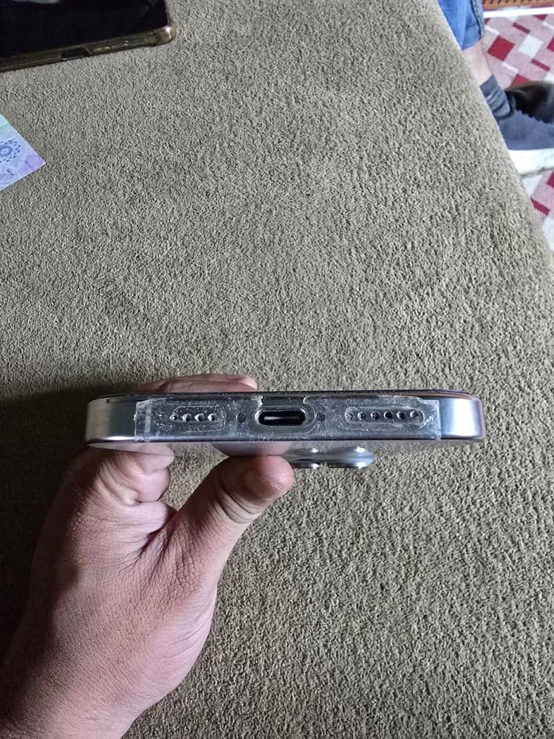 Apple iPhone 16 Pro Max 4