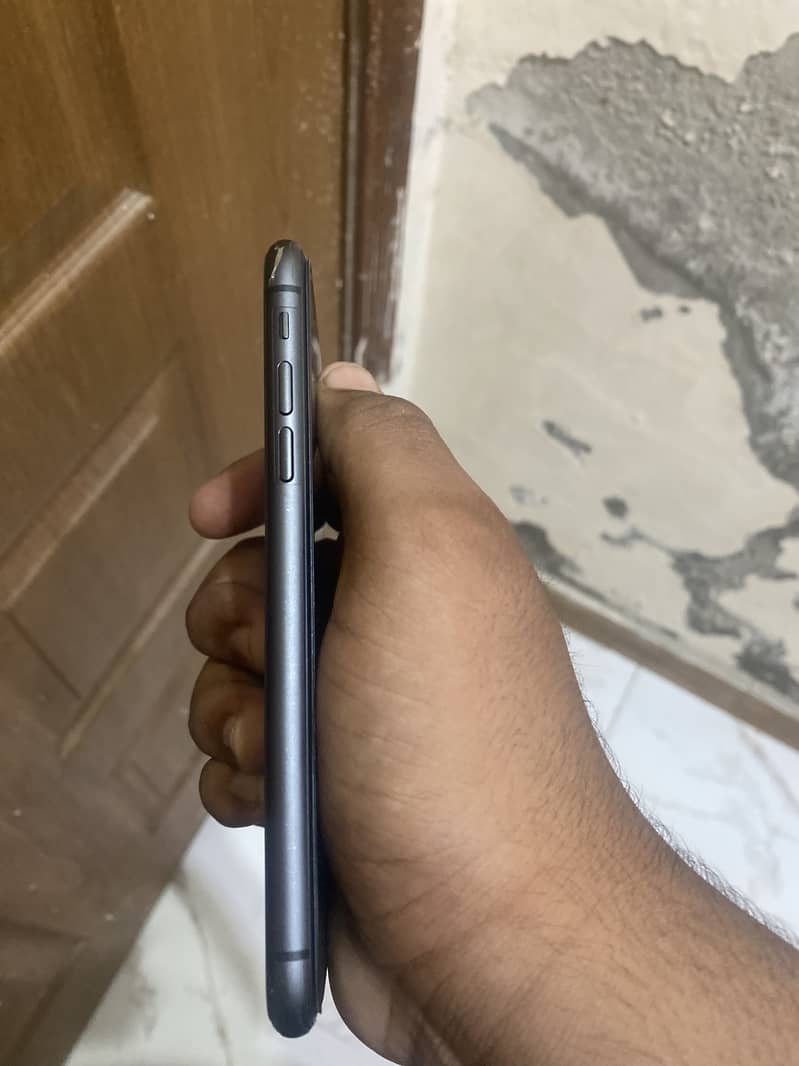 Apple iPhone 11 4