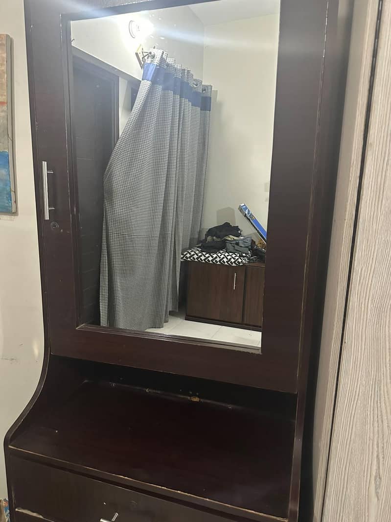 Used dressing table 0
