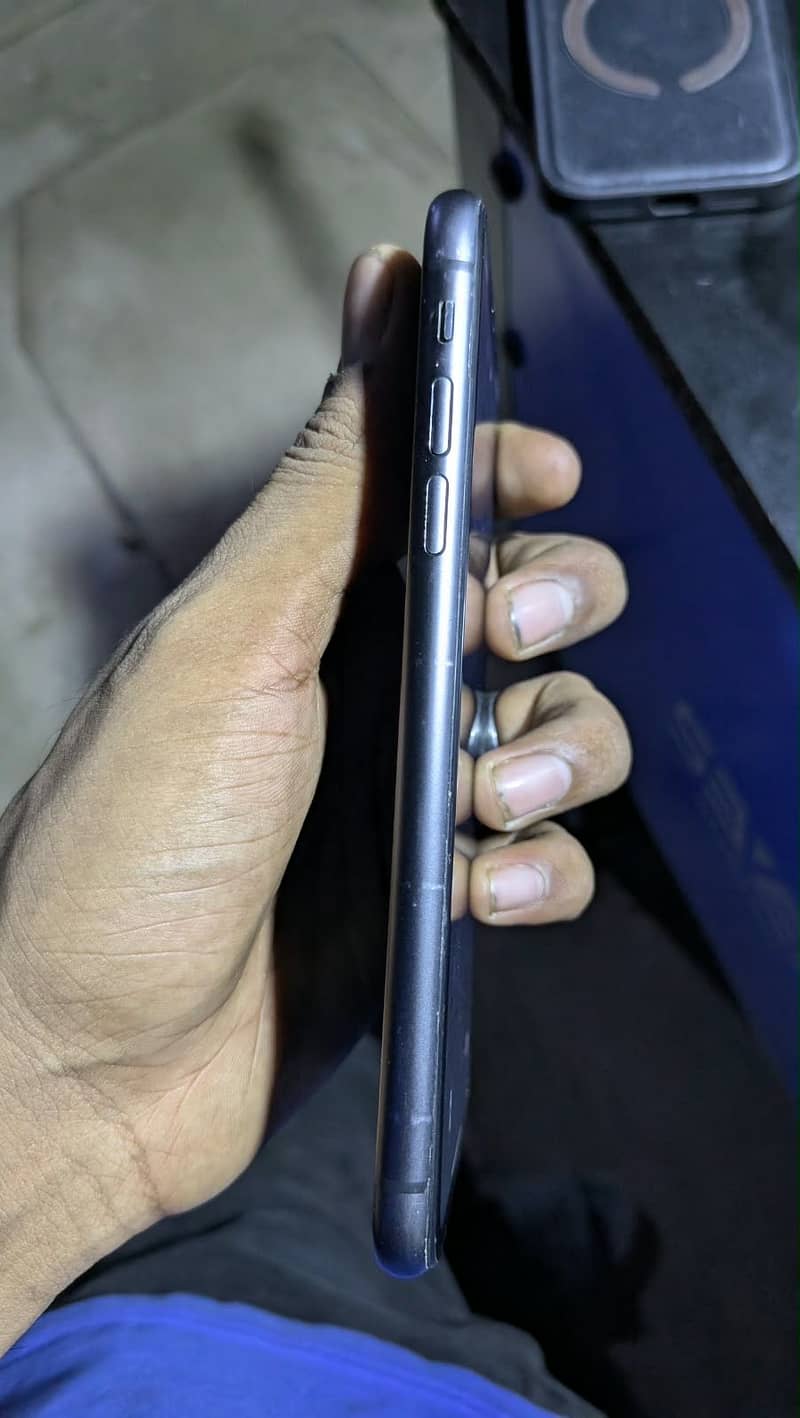 Apple iPhone 11 4