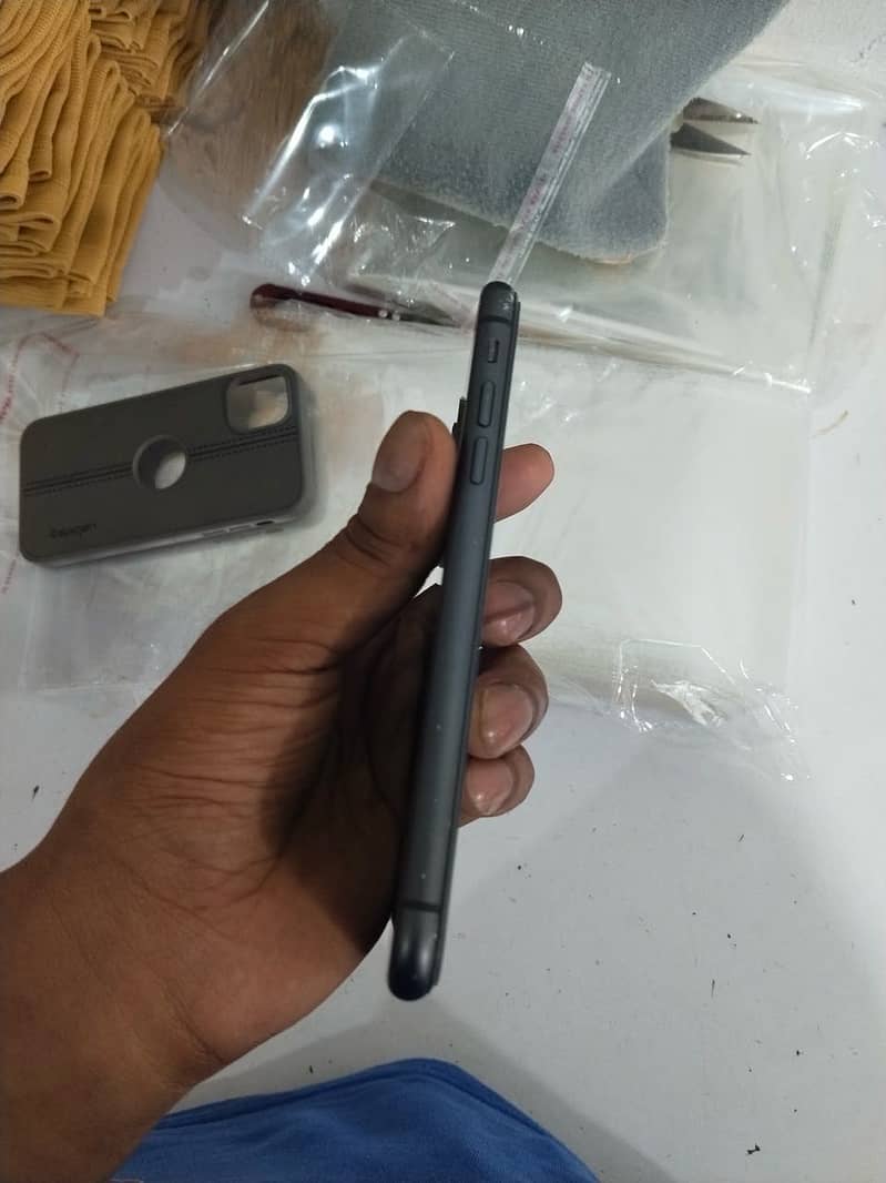 Apple iPhone 11 4