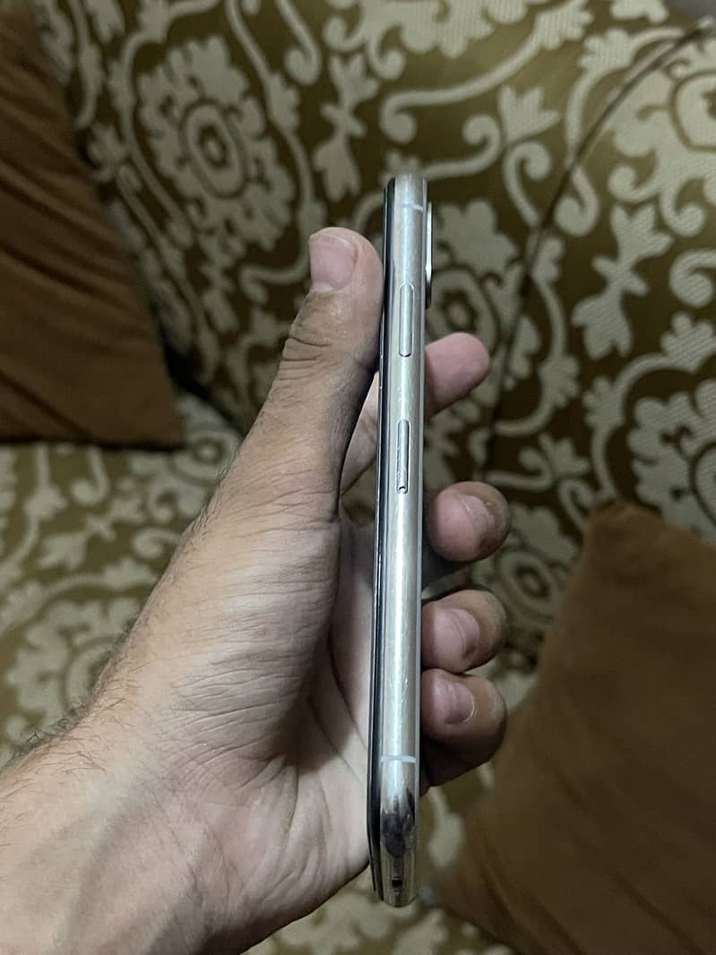 Apple iPhone X 4