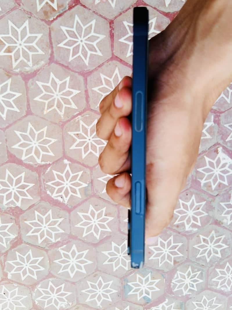 Apple iPhone 12 4