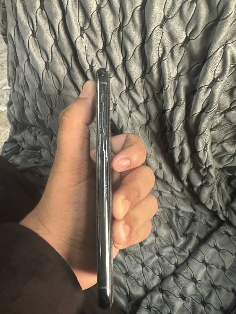 Apple iPhone 11 Pro 4