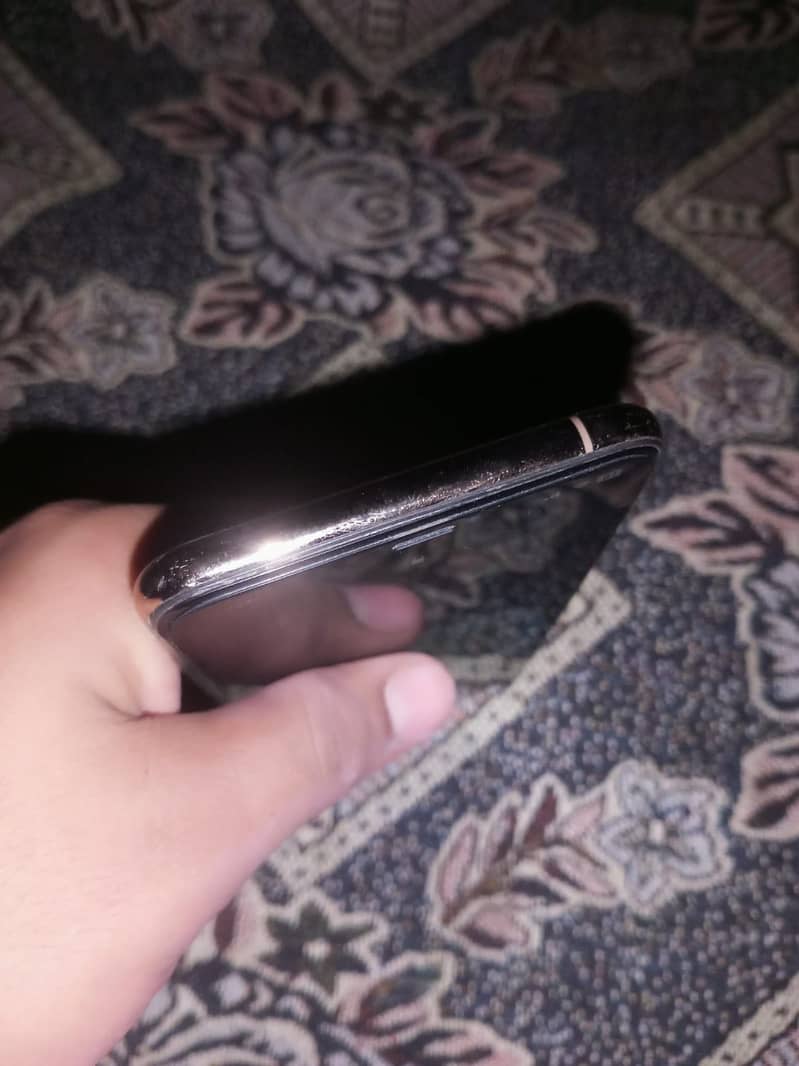 Apple iPhone XS Max 4