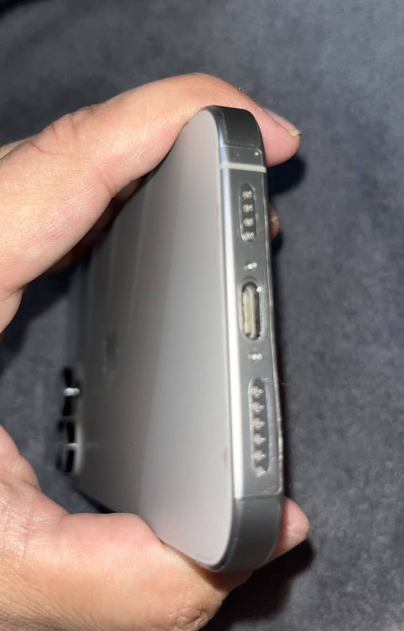 Apple iPhone 16 Pro Max 4