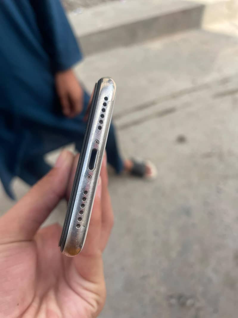 Apple iPhone X 4
