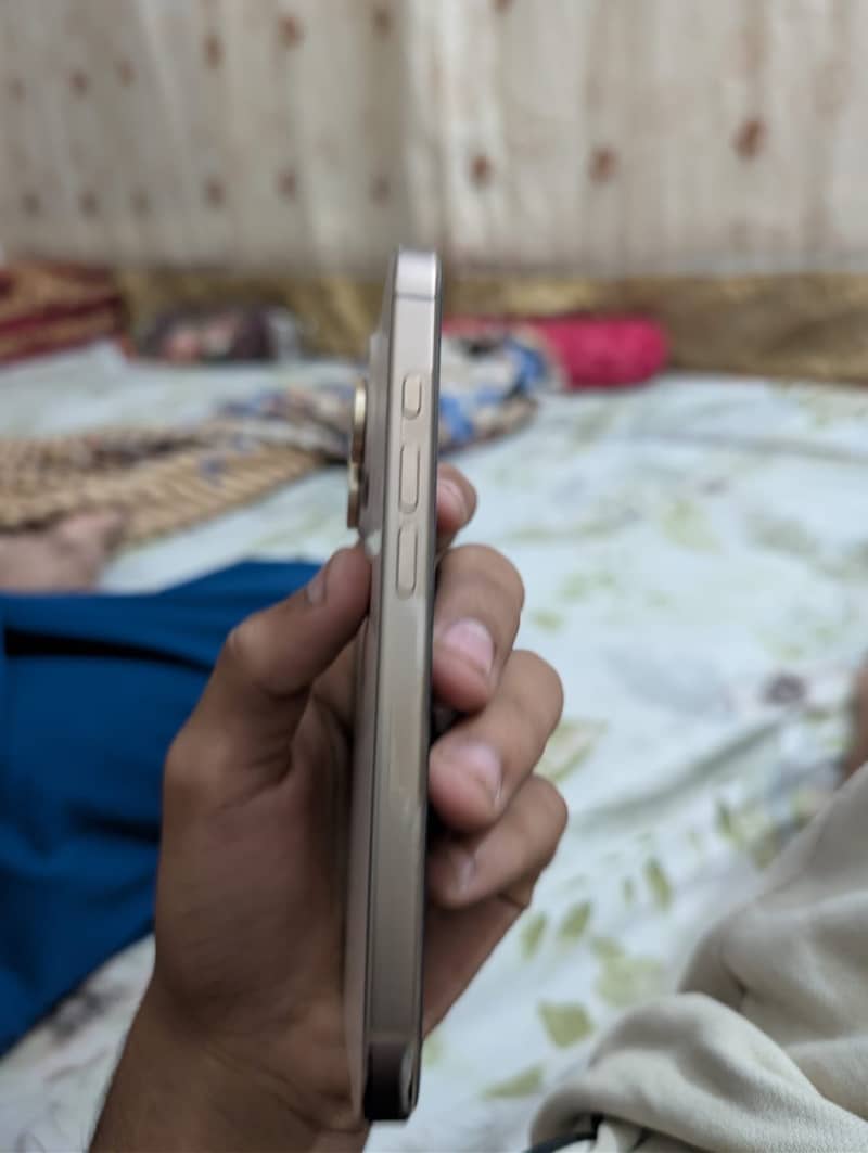 Apple iPhone 16 Pro 1