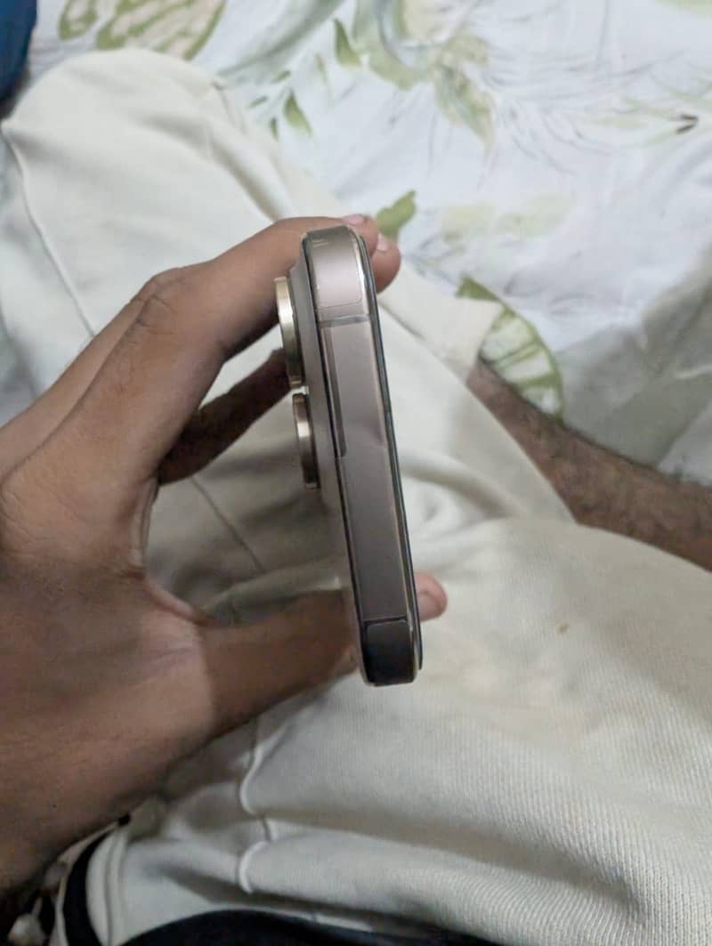 Apple iPhone 16 Pro 2