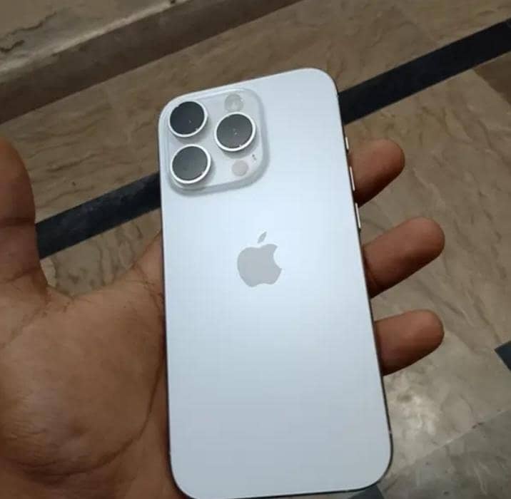 Apple iPhone 16 Pro 1