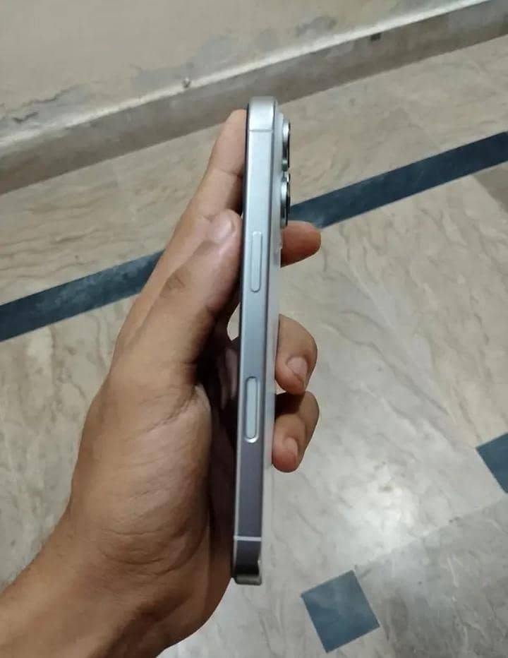Apple iPhone 16 Pro 2