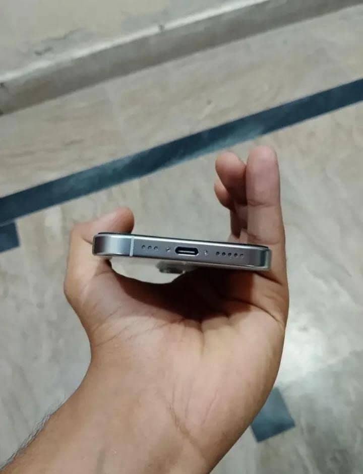 Apple iPhone 16 Pro 4
