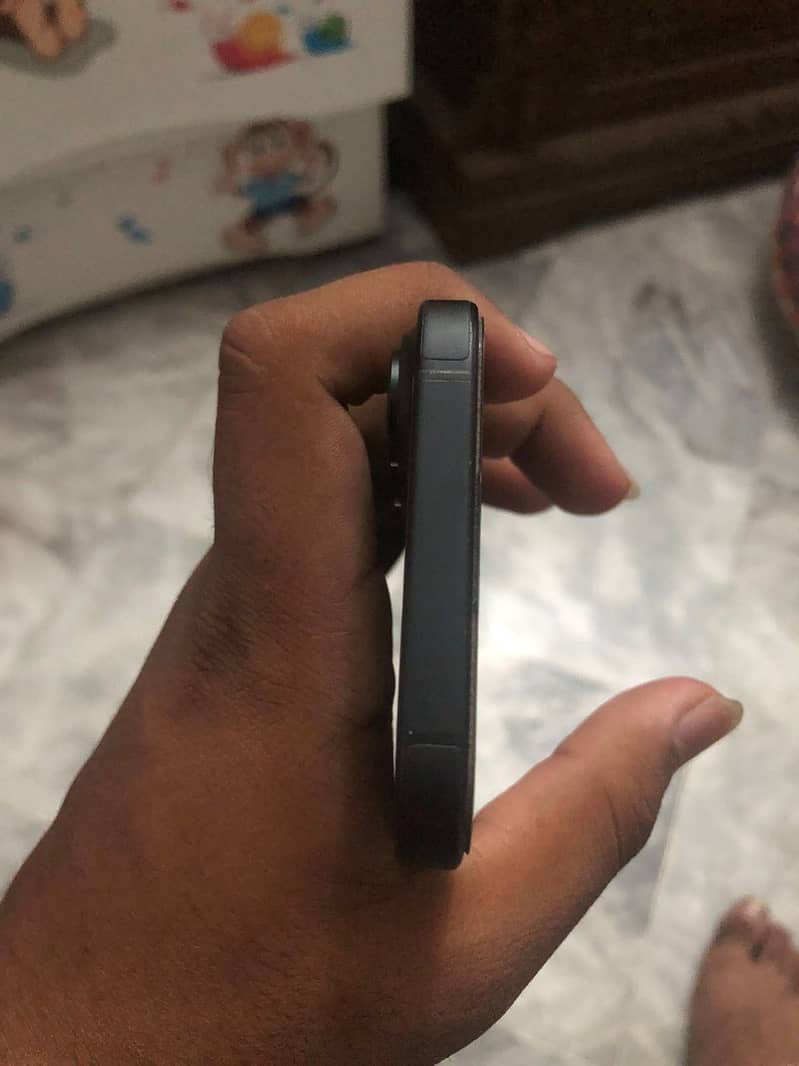 Apple iPhone 16 7