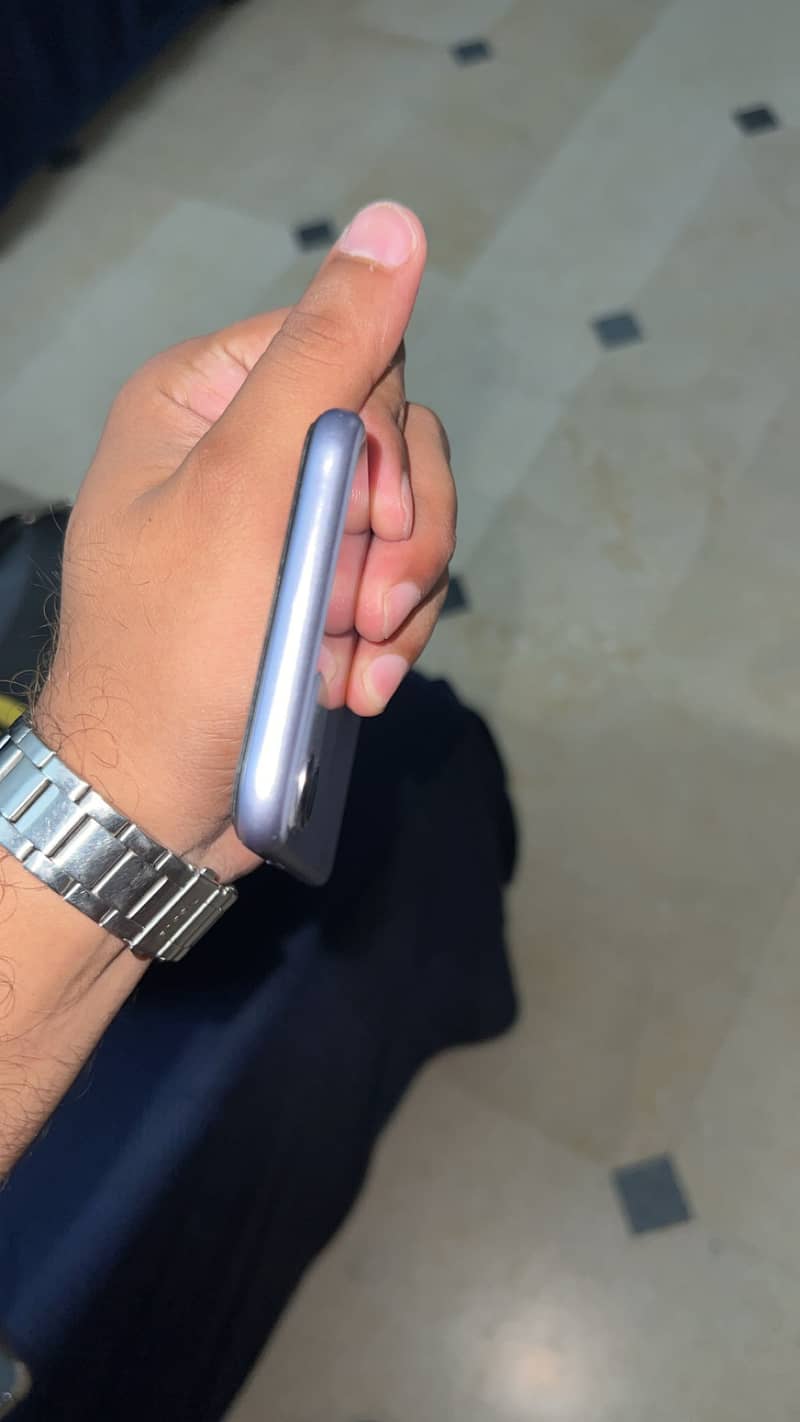 Apple iPhone 11 4