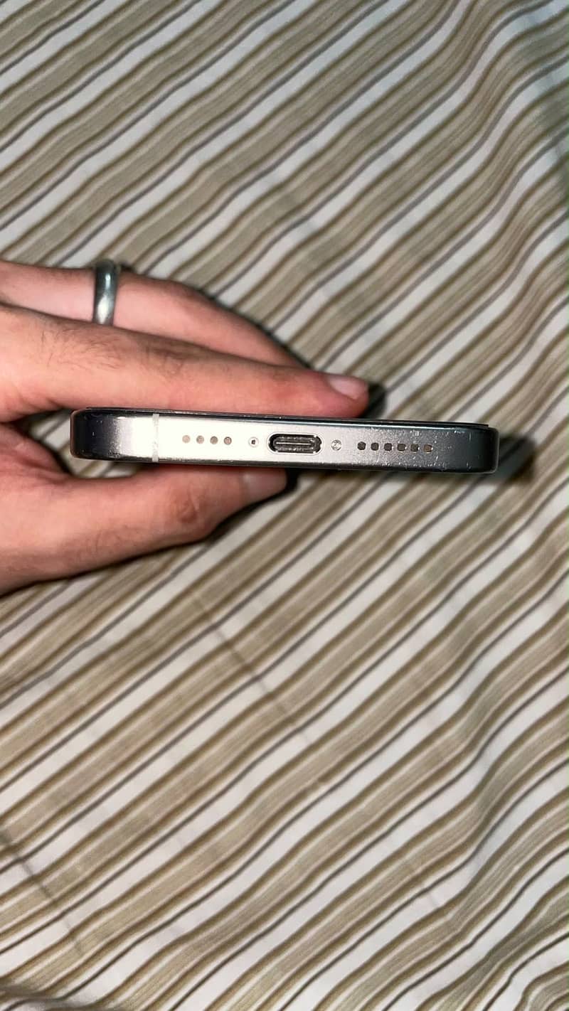 Apple iPhone 15 Pro Max 4