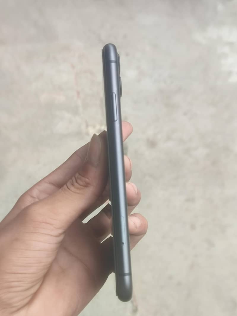 Apple iPhone 11 4