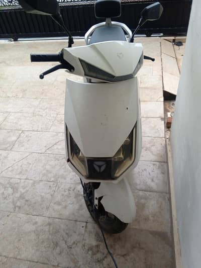 electric scooty T-5 yadea