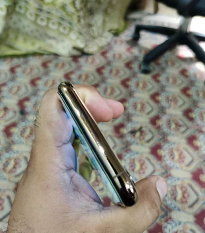 Apple iPhone XS 4