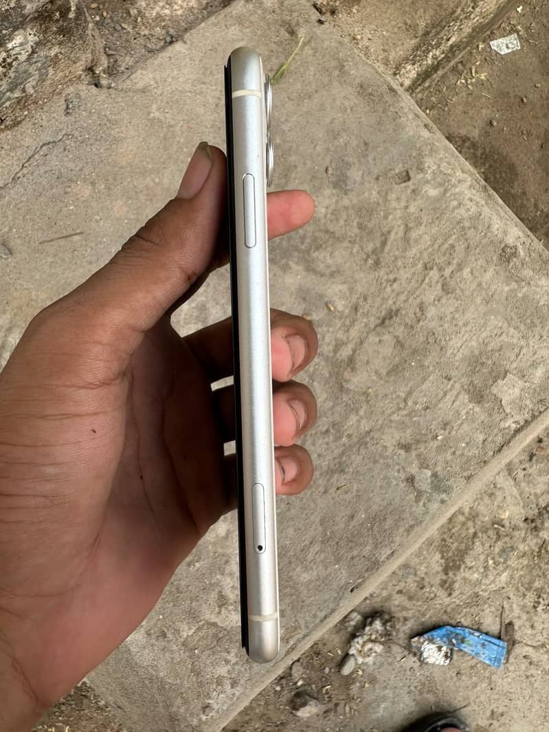 Apple iPhone 11 4