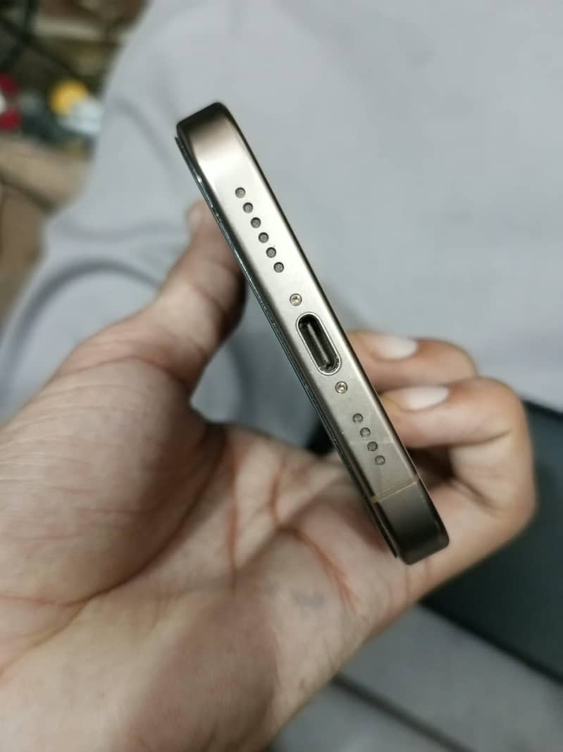 Apple iPhone 16 Pro Max 4