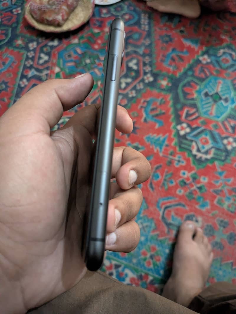 Apple iPhone 11 4