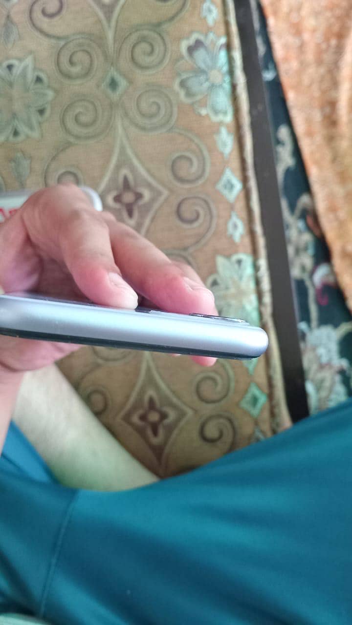 Apple iPhone 11 4