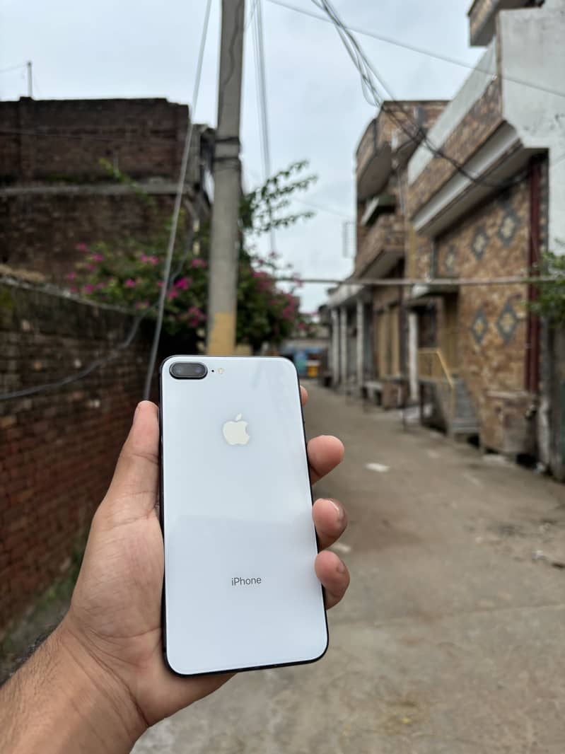 Apple iPhone 8 Plus 1