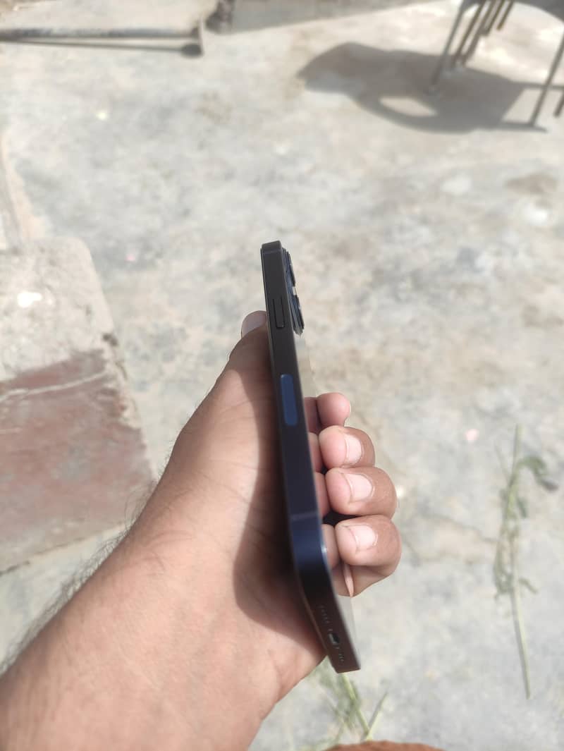 Apple iPhone 13 2
