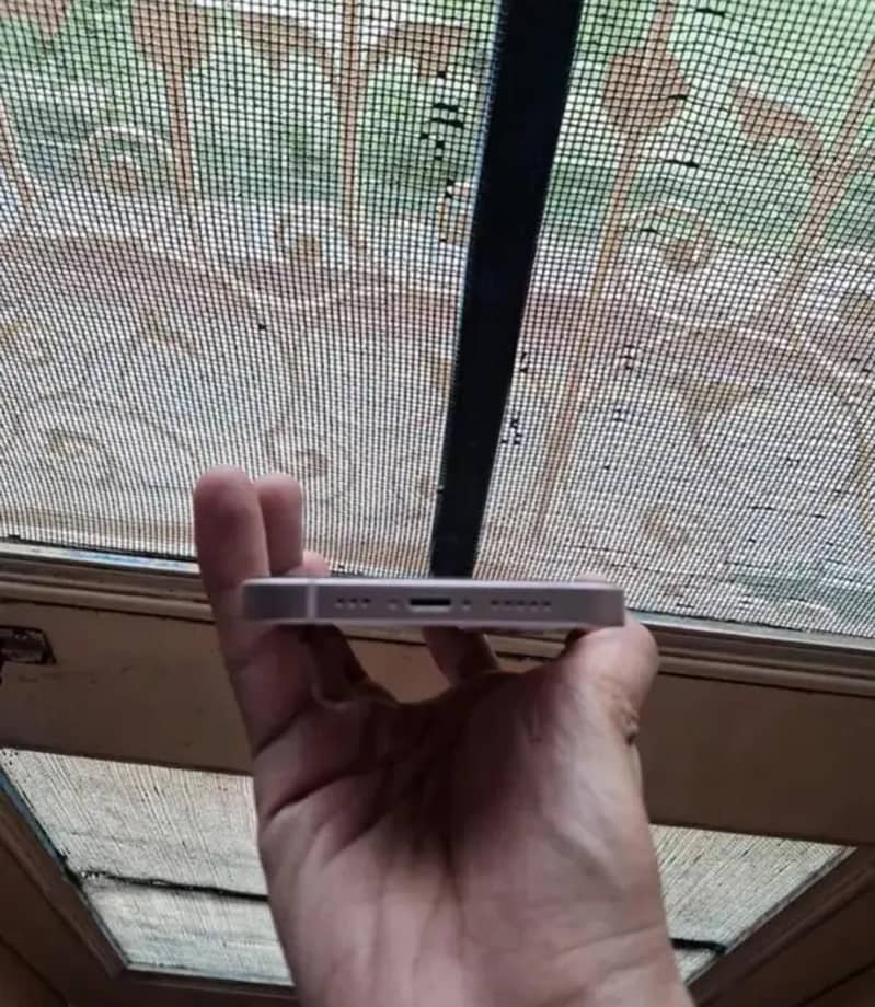 Apple iPhone 13 4