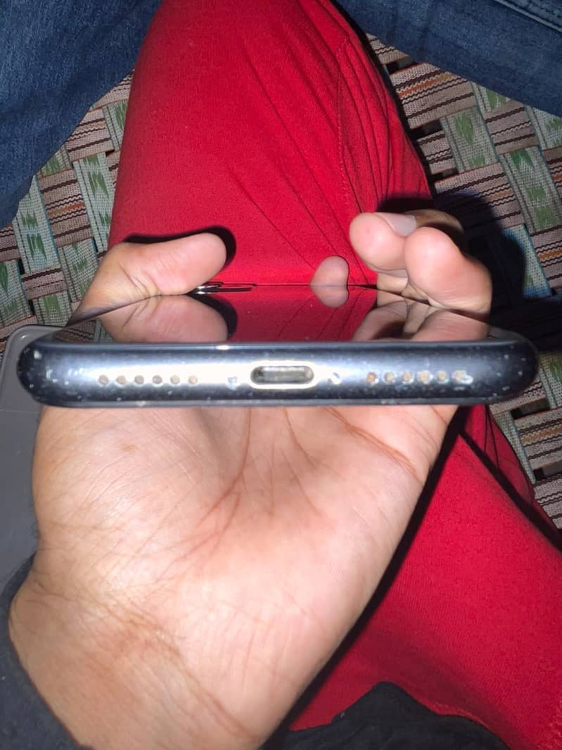 Apple iPhone 11 4