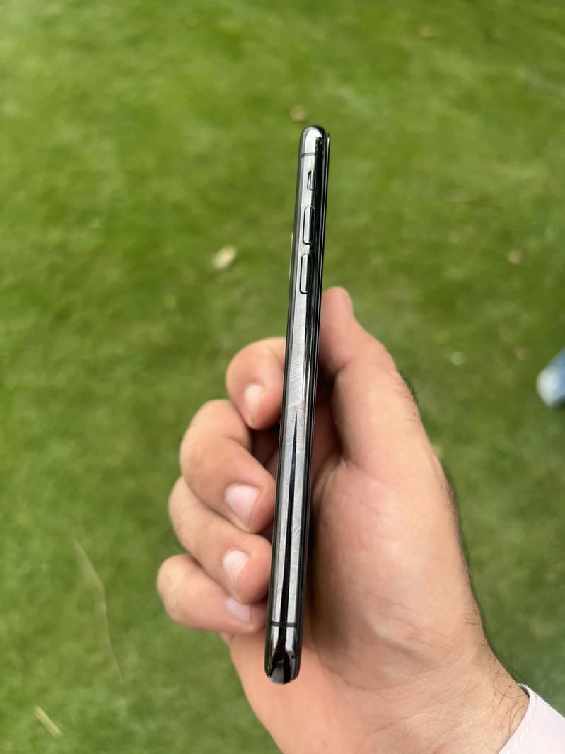 Apple iPhone X 4
